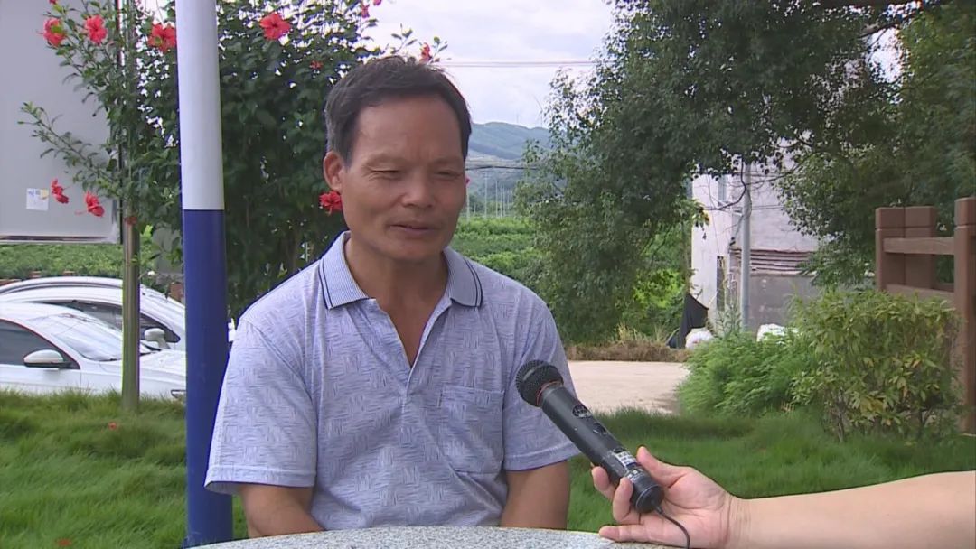 象州县中团村委村民 廖世华路灯也亮了,这个水泥路也修得很好还很方便