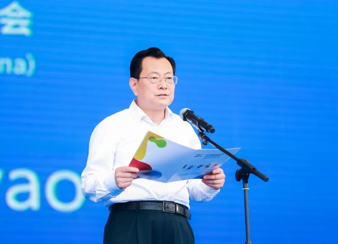 共和国驻上海总领事馆的负责人,宁波市领导李军,施惠芳及朱金茂出席