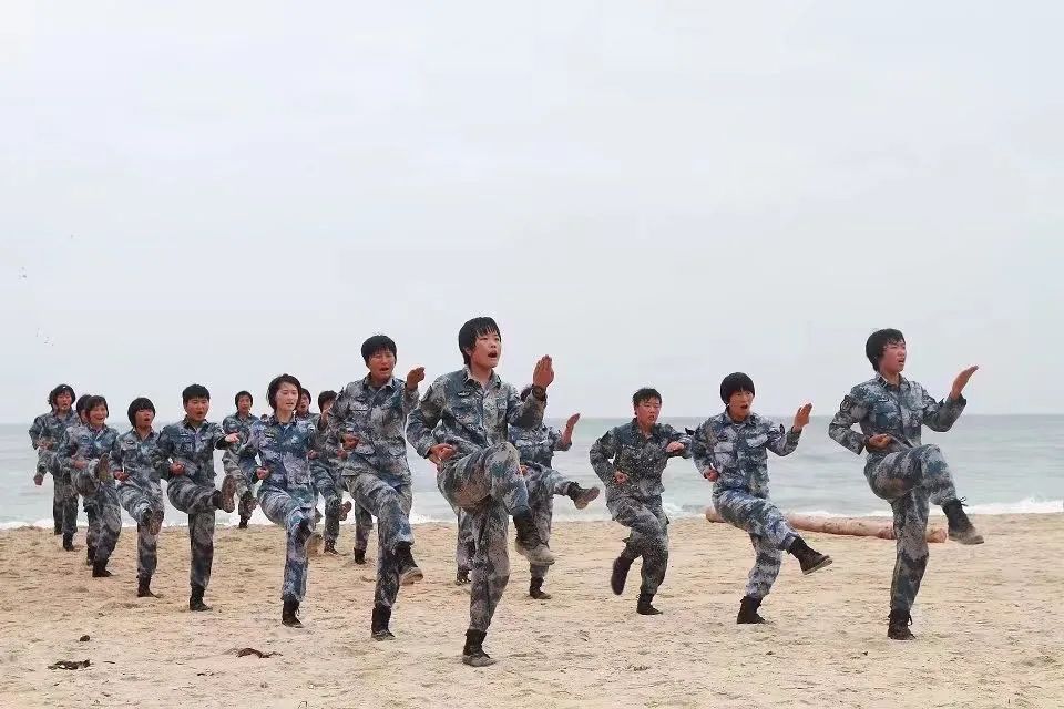 "说起潘旭萍,同事们对她的第一印象就是"超级女兵"——这位身材高挑的