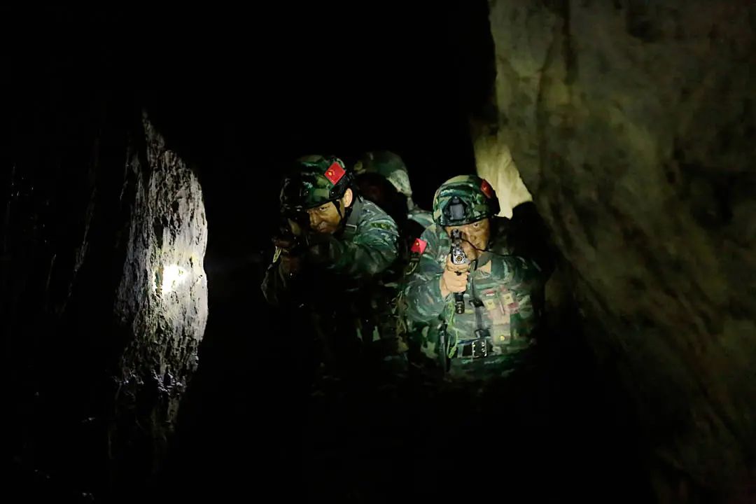 水上操舟训练连日来,武警毕节支队"魔鬼周"极限训练