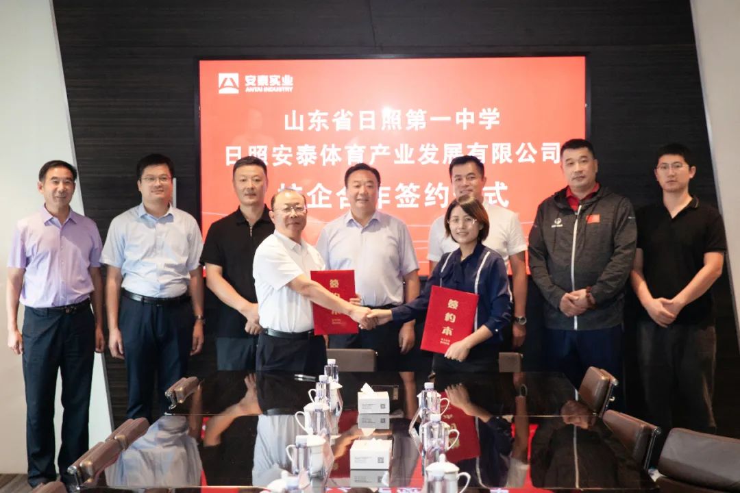 副校长乔贞华及相关处室负责人秦四建,王立山,安泰实业董事长别程远