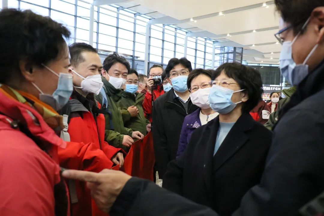 【曙光·新闻】中宣部授予上海支援雷神山医院医疗队“时代