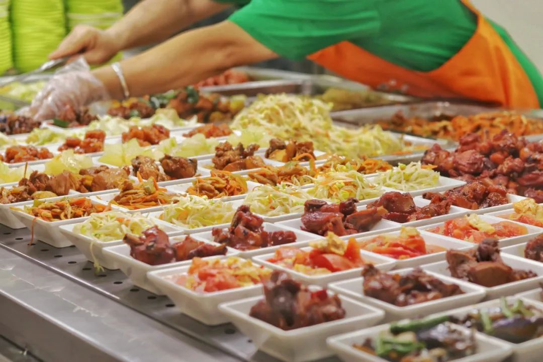 "小份菜窗口的食堂叔叔介绍道.