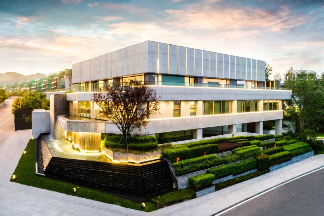 该项目位于重庆市茶园新区黄明路北侧,南临中铁二十局开发建成的"中国