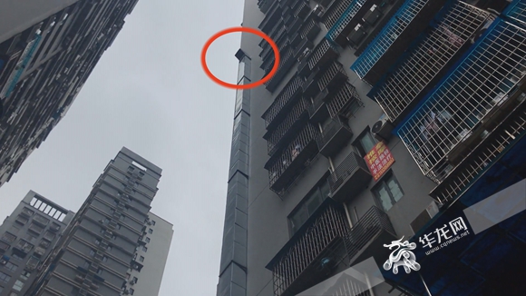 楼下开店楼上遭殃1楼火锅店大烟囱修到了16楼住户窗前