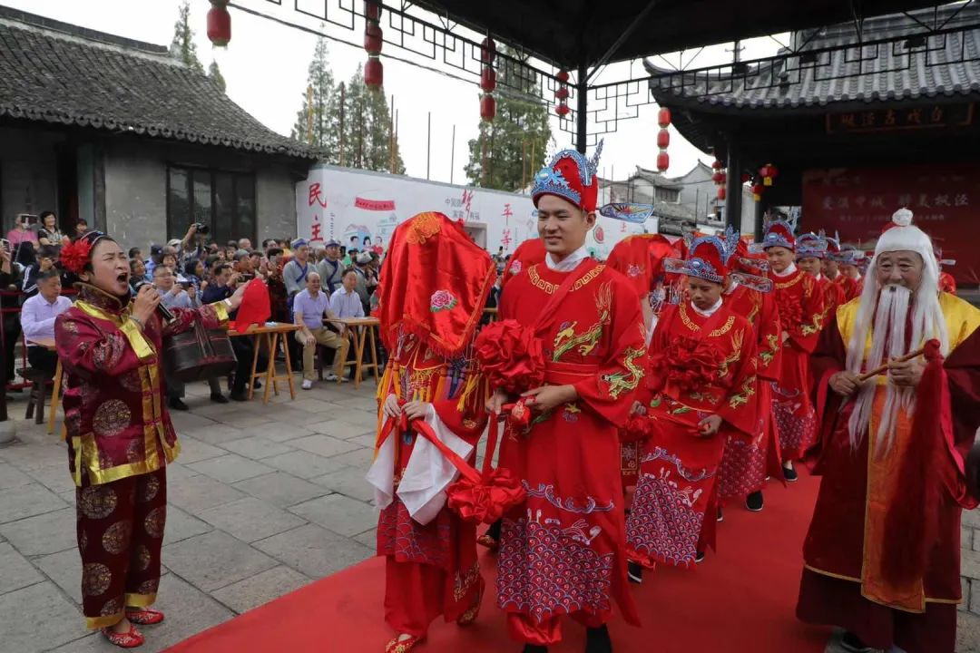 齁甜今天20对新人举办婚礼惊艳古镇他们的身份是