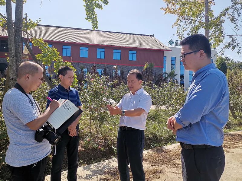 绵阳市供销社党组书记任杰接受记者采访