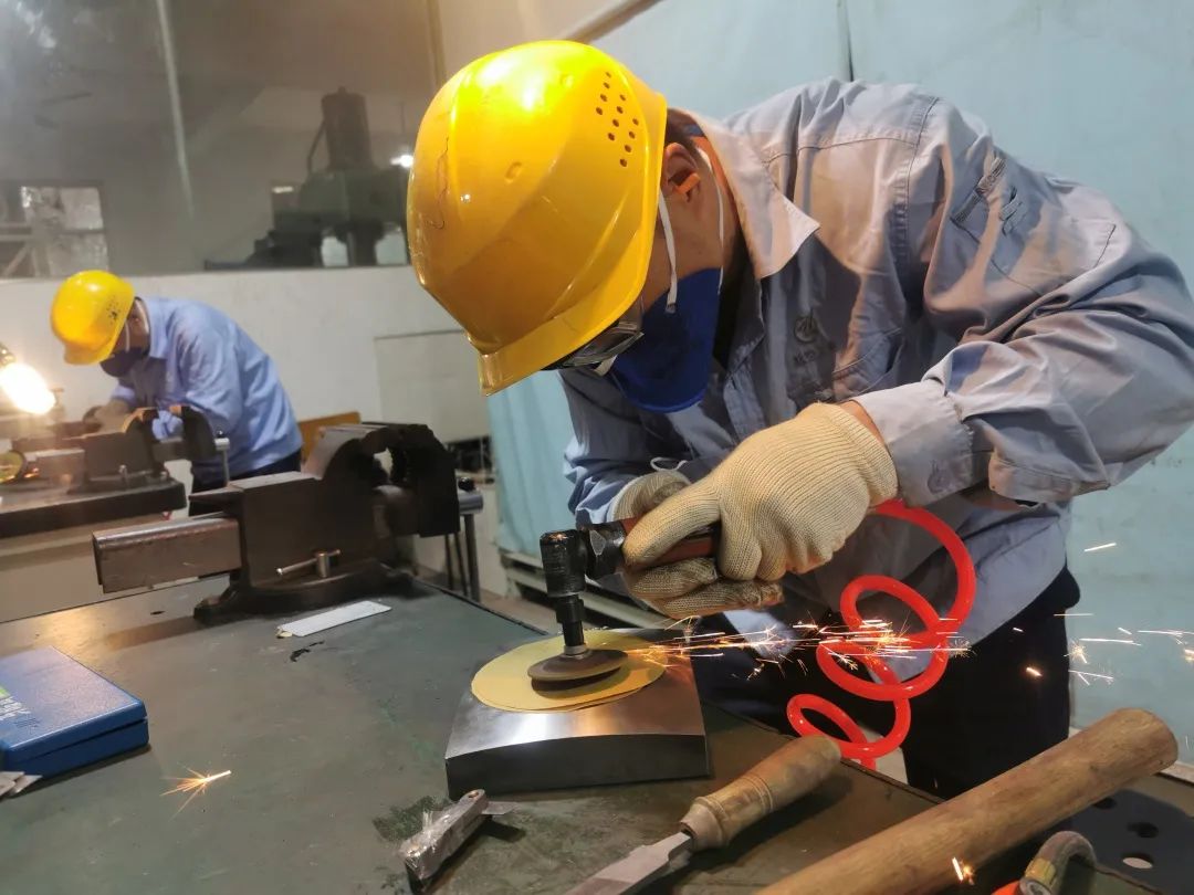 据了解,本次模具工技能大赛分为理论知识考试和实际操作比赛两部分