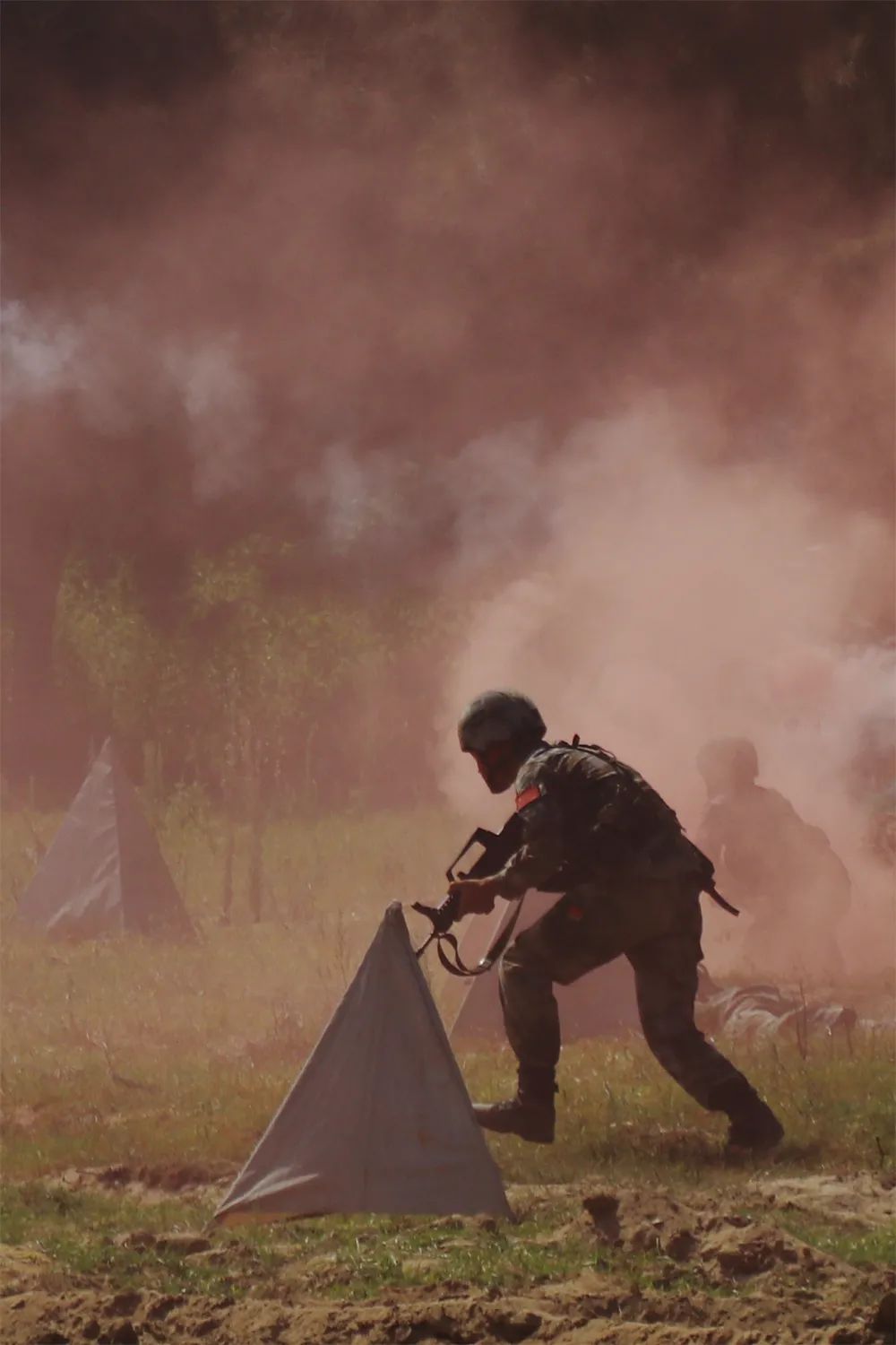 炮声连连闽南腹地,硝烟弥漫▲出征的背影便再次踏上征途出征的队伍只