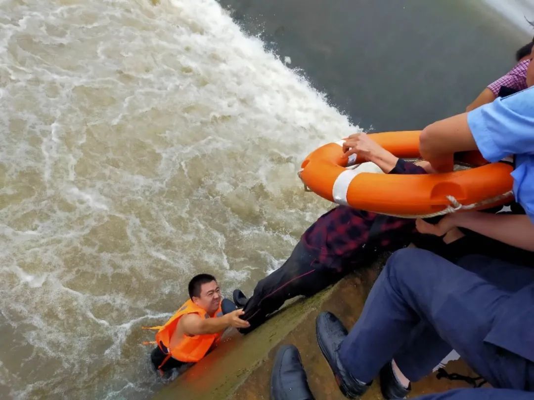 仅20秒救起落水女童退役军人登上热搜
