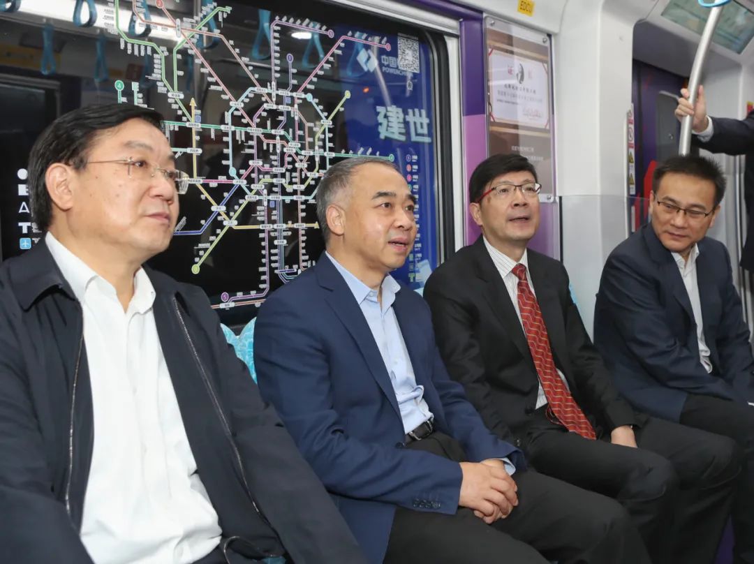 出席仪式的领导及嘉宾代表还参观了成都轨道交通"开通运营十周年"相关