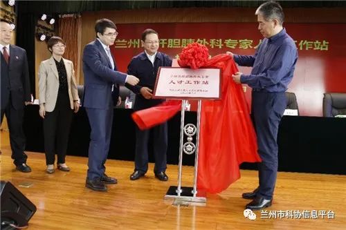 市委常委,组织部部长黄宝树同志为杨家印,张怡杰教授颁发了聘书.