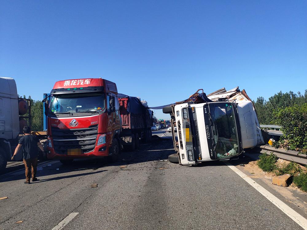 新闻速递 近日,荣乌高速霸州段发生一起两货车追尾事故.