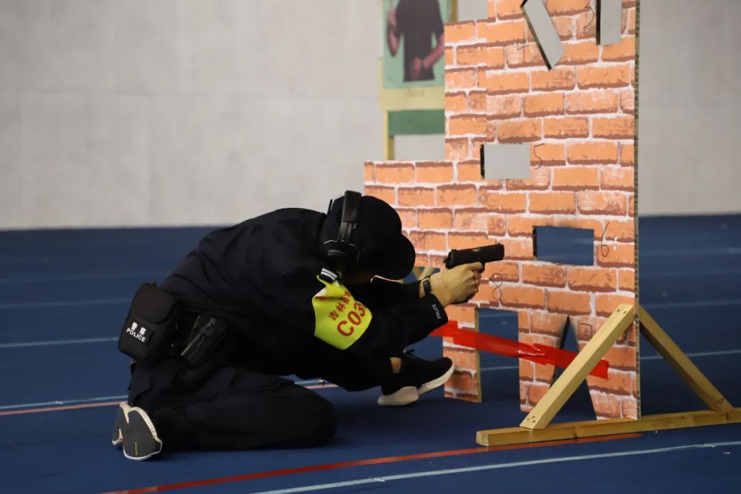 在全省人民警察实战训练基地首届枪王杯射击系列赛之新人王挑战赛上