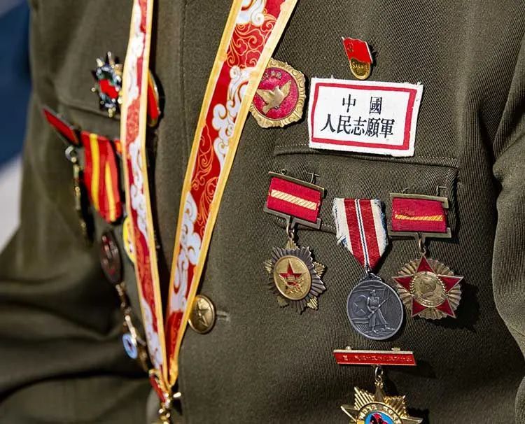 参加迎接仪式的志愿军老兵,胸前挂满勋章
