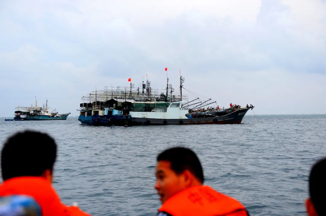 在西沙永興島避風的南海漁船.