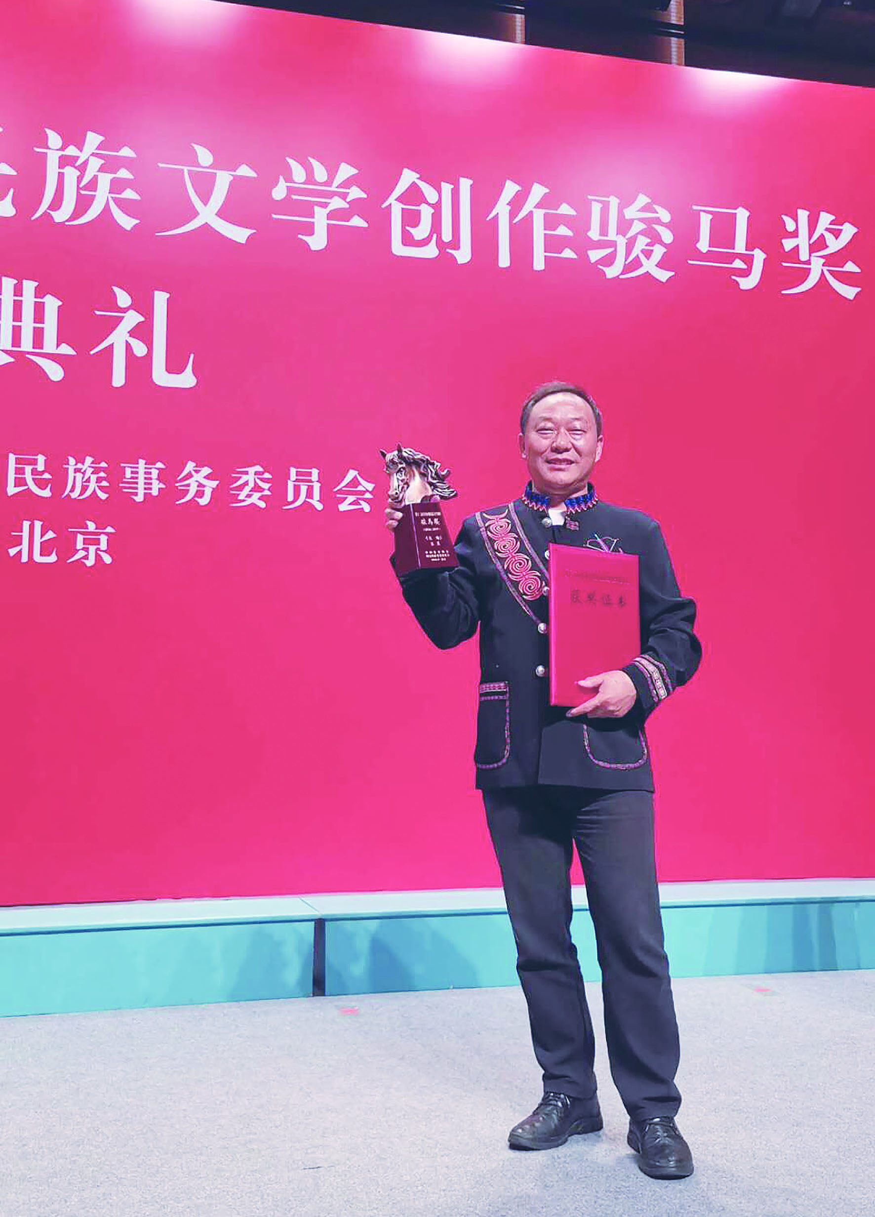 民族时报全媒体记者  李航 乌蒙大地群山连绵,金沙江水滚滚东流.