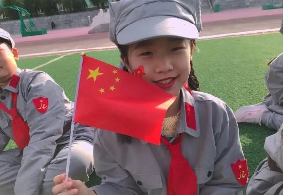 我爱祖国我与国旗合个影华夏东极国门红军小学迎国庆东极红娃童心向党