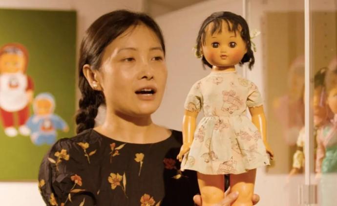 她收藏不同年代的娃娃，给女友们画裸体：中国美人本该是这样