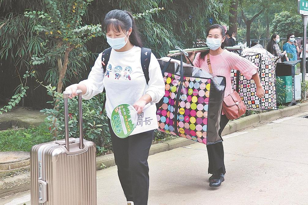 龙凤胎考上同一大学同一专业,父母挑着扁担送他们上学