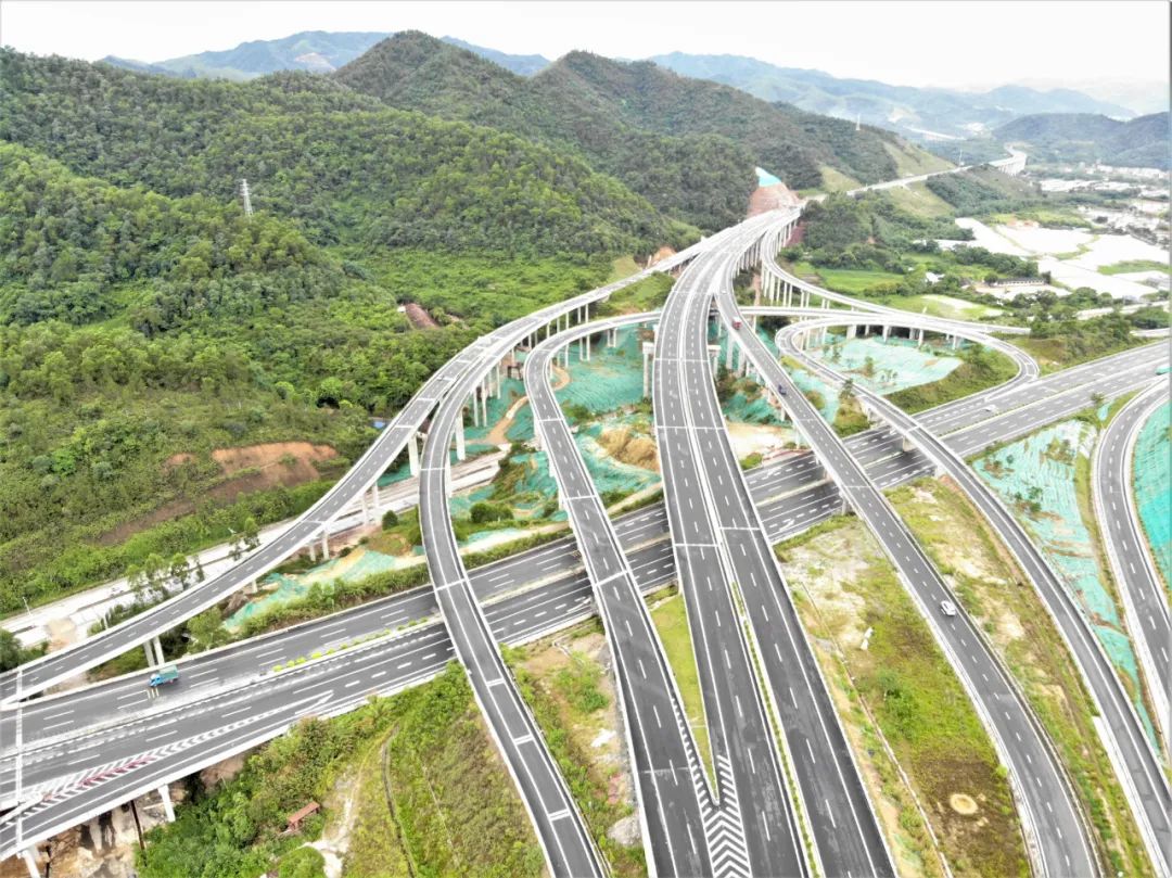 提速!清云高速良洞枢纽互通b,g匝道改扩建工程开放通行