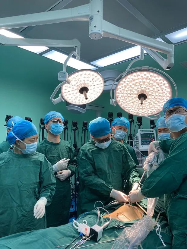 英语新闻|Surgeon carries out remote operation using 5…