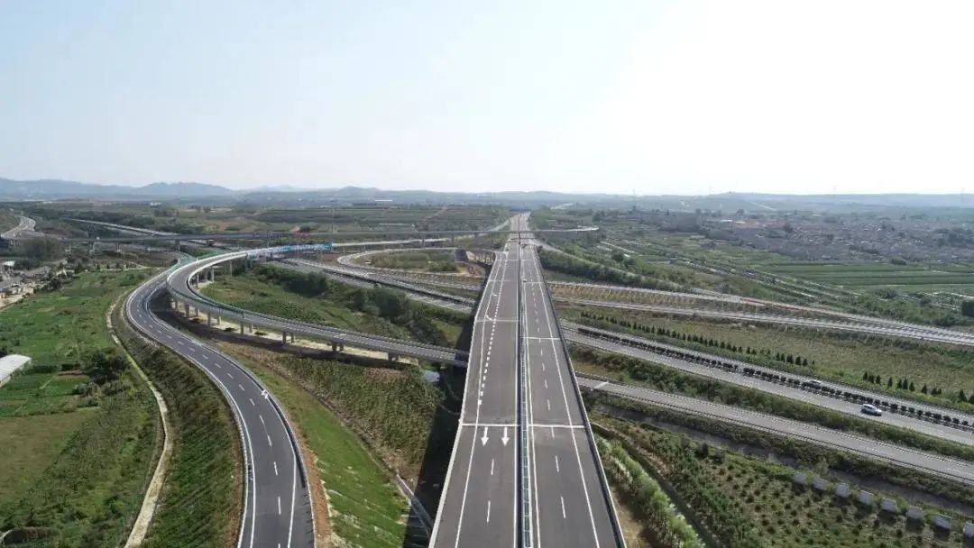 至莱阳高速公路项目顺利通过交工验收,为本月底提前通车奠定了基础
