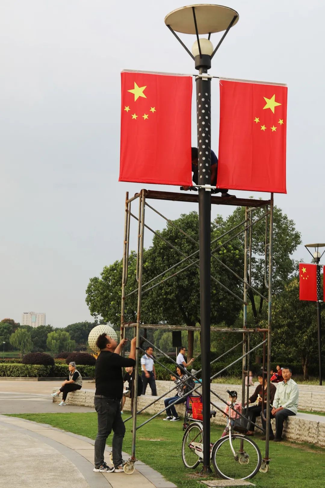 迎风飘扬~空气中欢乐气息,逐渐热烈~国庆将至你家是不是也准备了国旗?