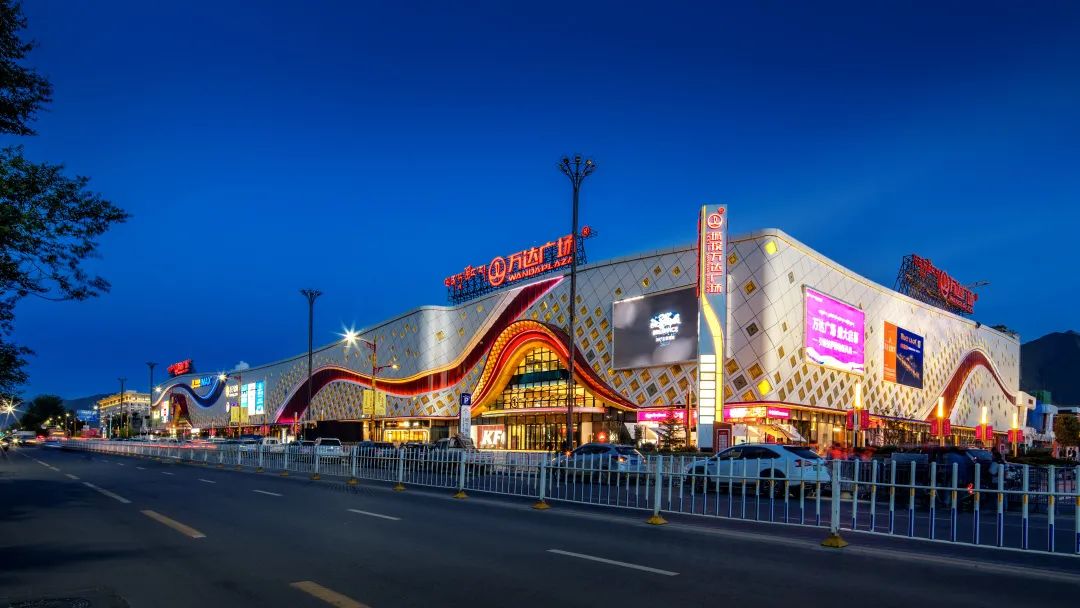 坐上了火车去拉萨,去看那新建的商业城