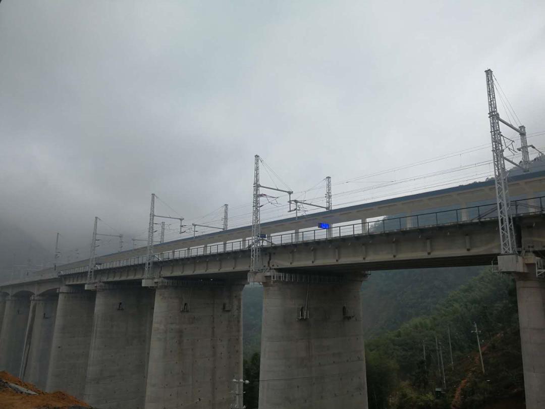 足有27楼高建瓯东站站台建于两山山谷之间交通最便捷的铁路车站距三都