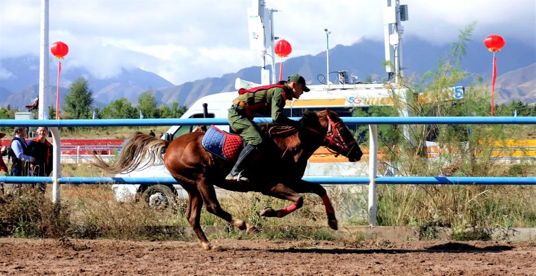 民族团结一家亲肃南跑马天边迎国庆