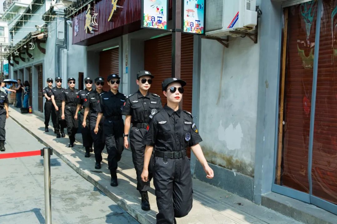 太飒了寿昌女子巡逻队成步行街上一景
