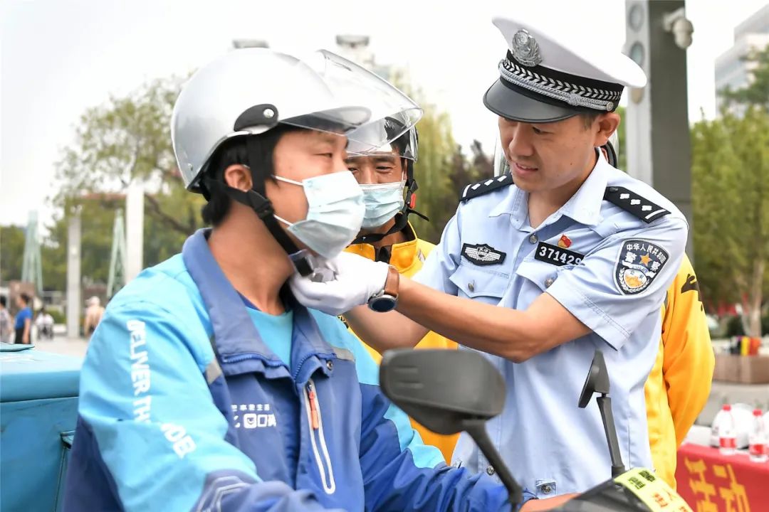 東麗交警開展電動自行車安全騎行宣傳活動