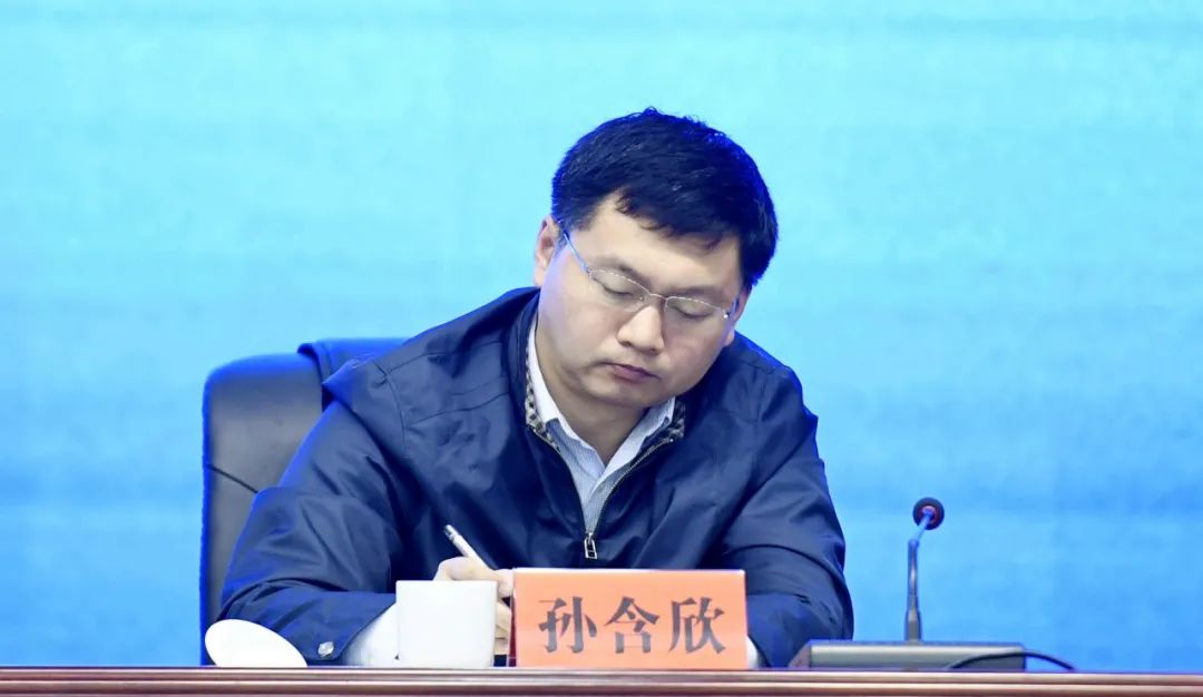 市人大常委会主任陈达新出席会议.