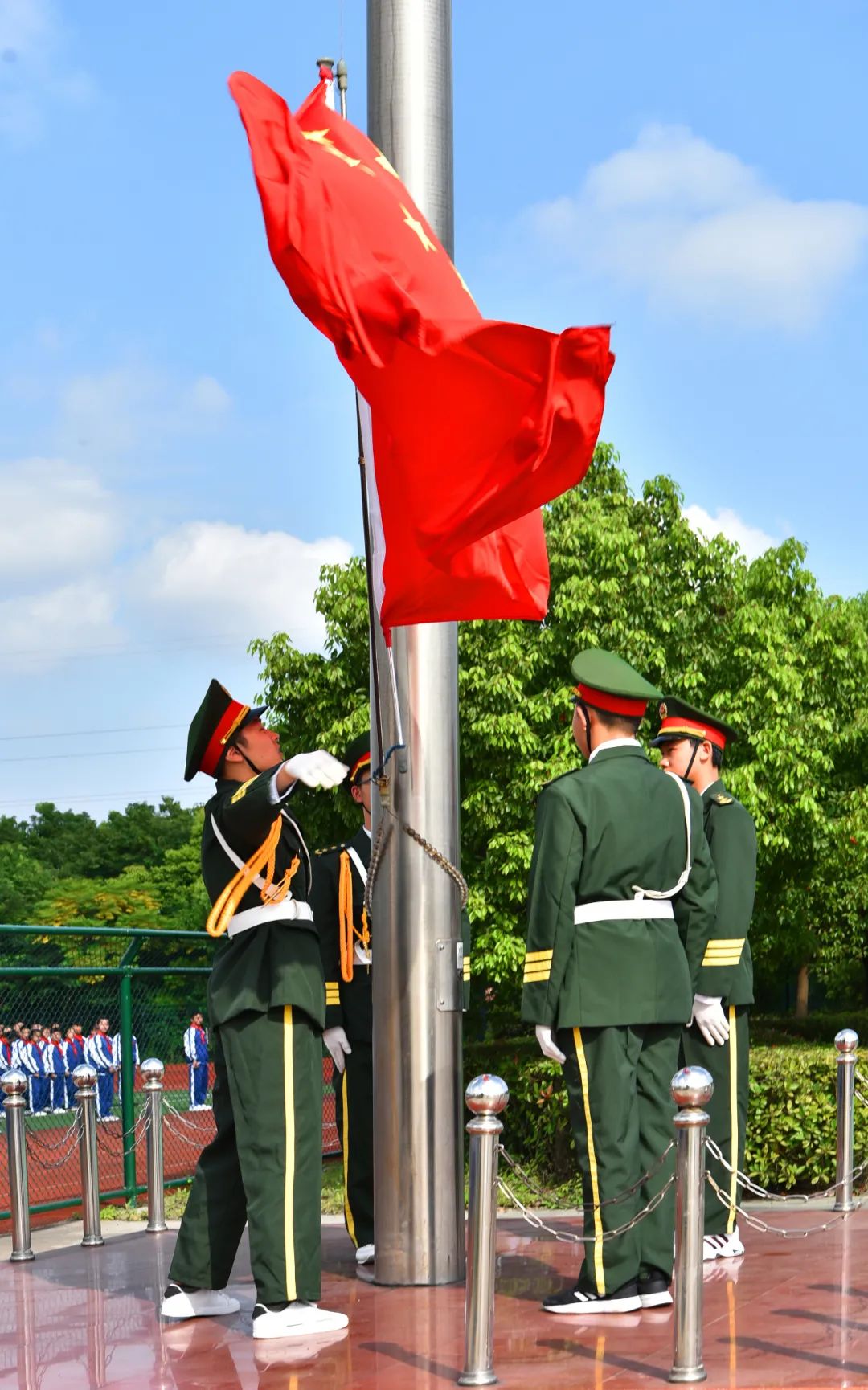 向国旗宣誓 献挚诚祝福