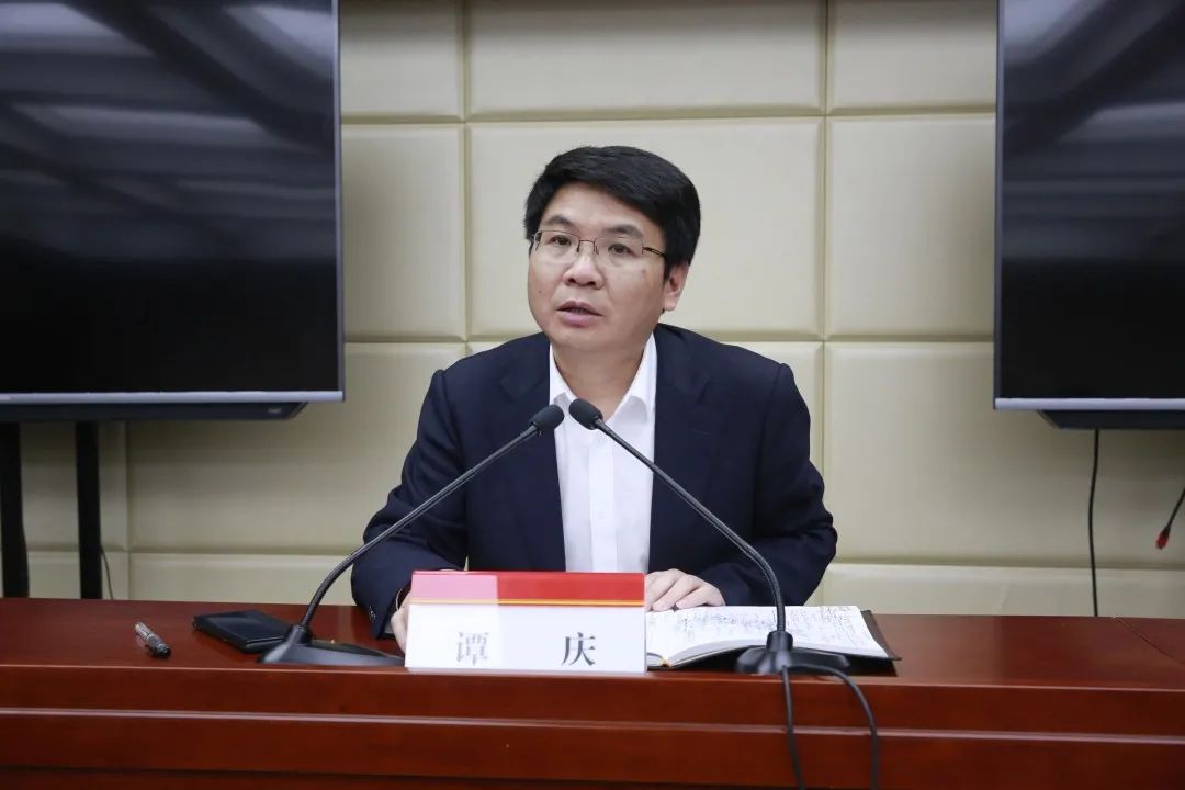 谭庆把责任扛到肩上把措施落到实处全力守住底线做好安全稳定工作