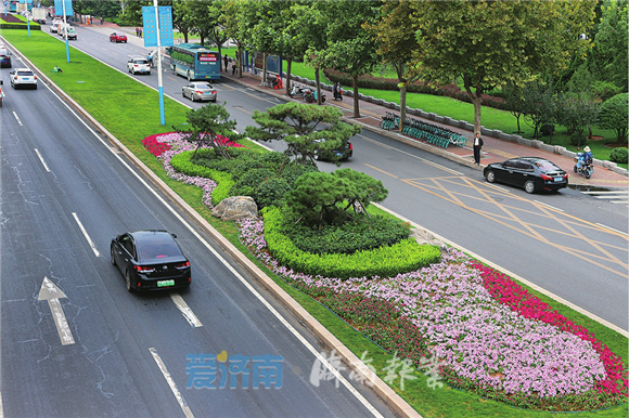 多了不少花卉立体造型,园林景观小品,花境以及安全岛花箱和桥体挂花