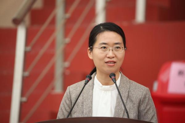 校党委委员,副校长田力主持典礼