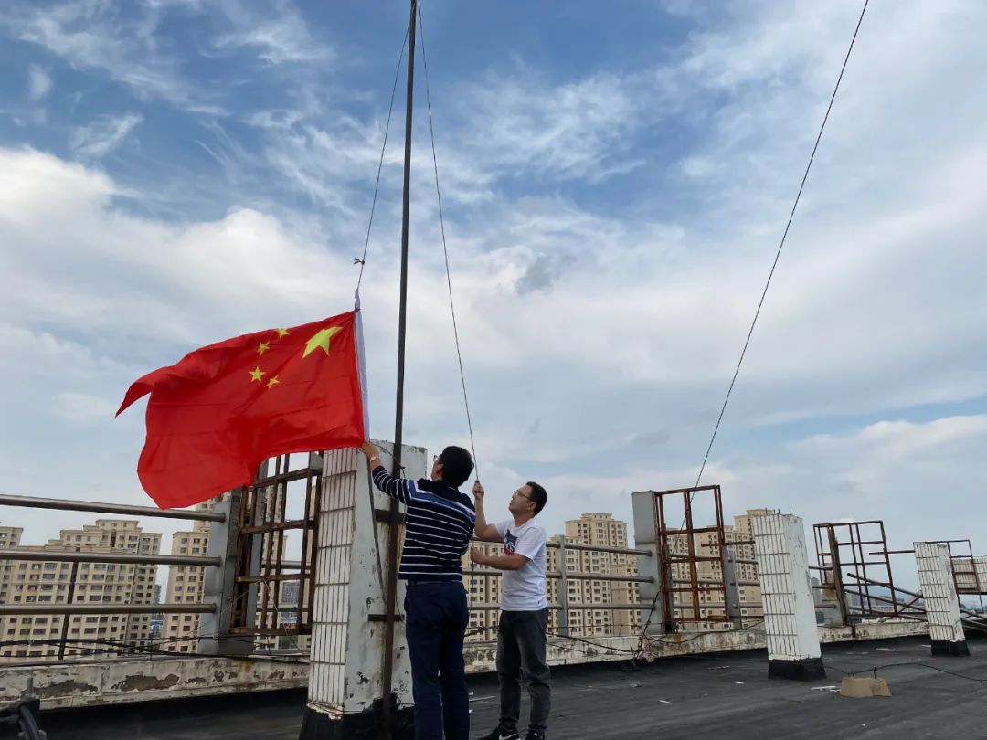 大中小学等处,都能见到鲜艳的五星红旗,隆重热烈的氛围洋溢在秦皇岛的