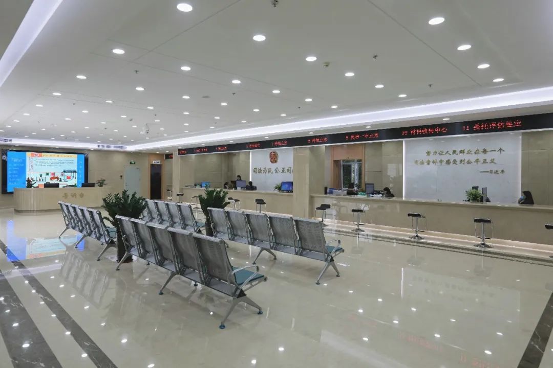 工作动态市中级法院新诉讼服务中心正式投入使用