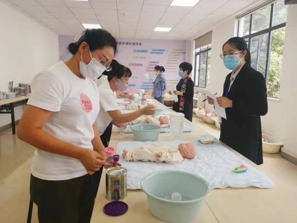 本次大賽期間,同步開展家政保潔,育嬰護理,養老護理三個項目,2000人的