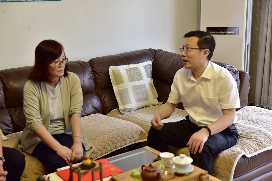 徐州市委组织部副部长曾鹏等领导看望慰问王海斌家属