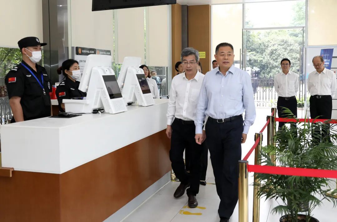 市委副秘书长唐志祥,市委政法委副书记楼正权以及市中院领导班子成员