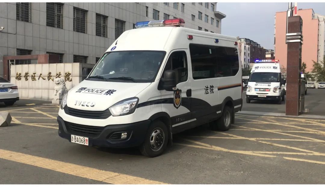 船营法院法警大队及时向吉林市中级人民法院申请调用31名法警,5台警车