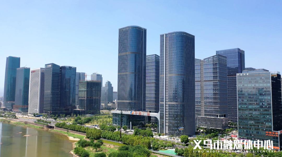 张维仁应邀出席世界侨商大厦揭牌仪式