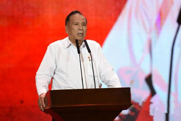 模范人物陈开枝讲述22年扶贫路