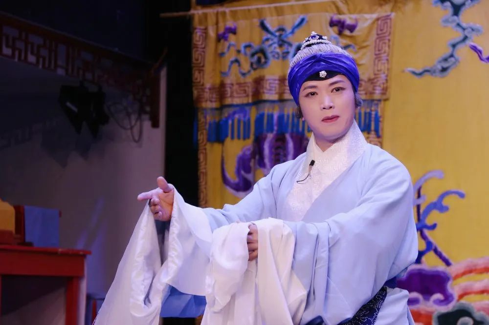 贾怀胤:老旦,毕业于中国戏曲学院,著名京剧表演艺术家李鸣岩弟子