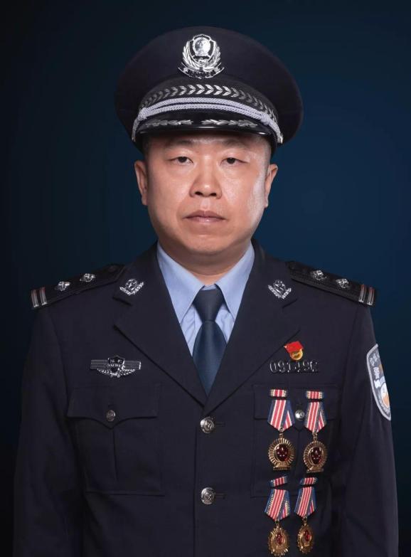 "中国好人榜"发布!用手握住嫌疑人刀刃的利川警察上榜!