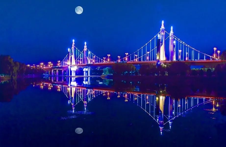 看漫天繁星,眺望一下夜色中隐约的残长城,山水如画之地的苍茫月光