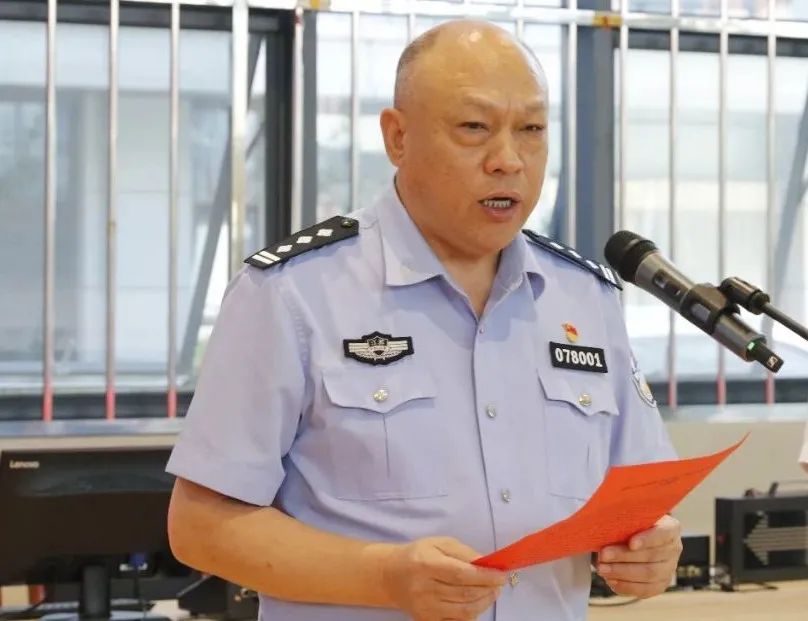 在警体馆拉开帷幕,副县长,公安局长张友俊出席活动并为首场比赛发球